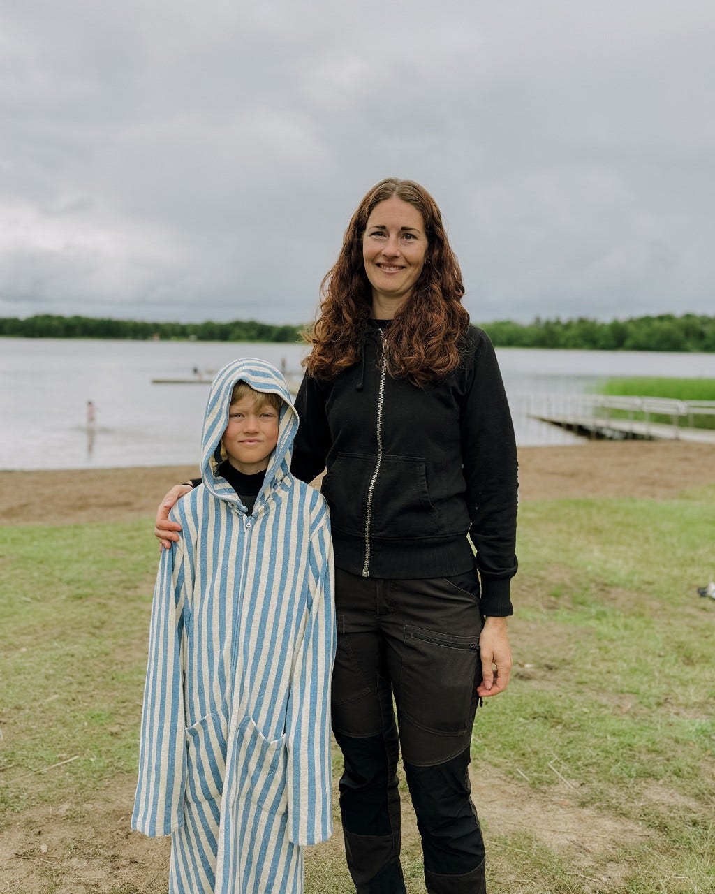 Mamma och son vid sjön Åsnen