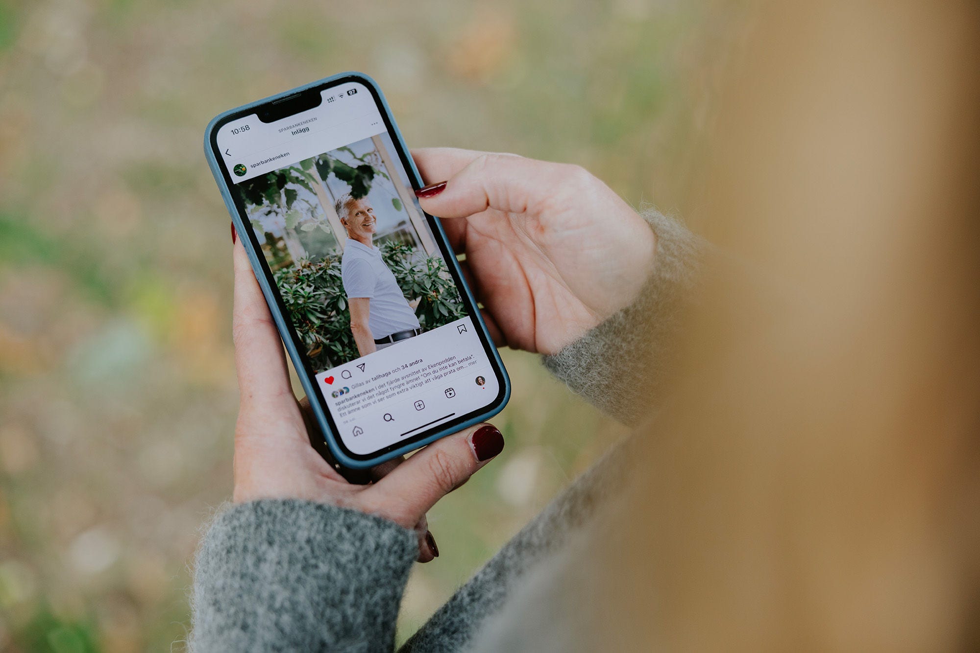 Mobil med Instagramflöde