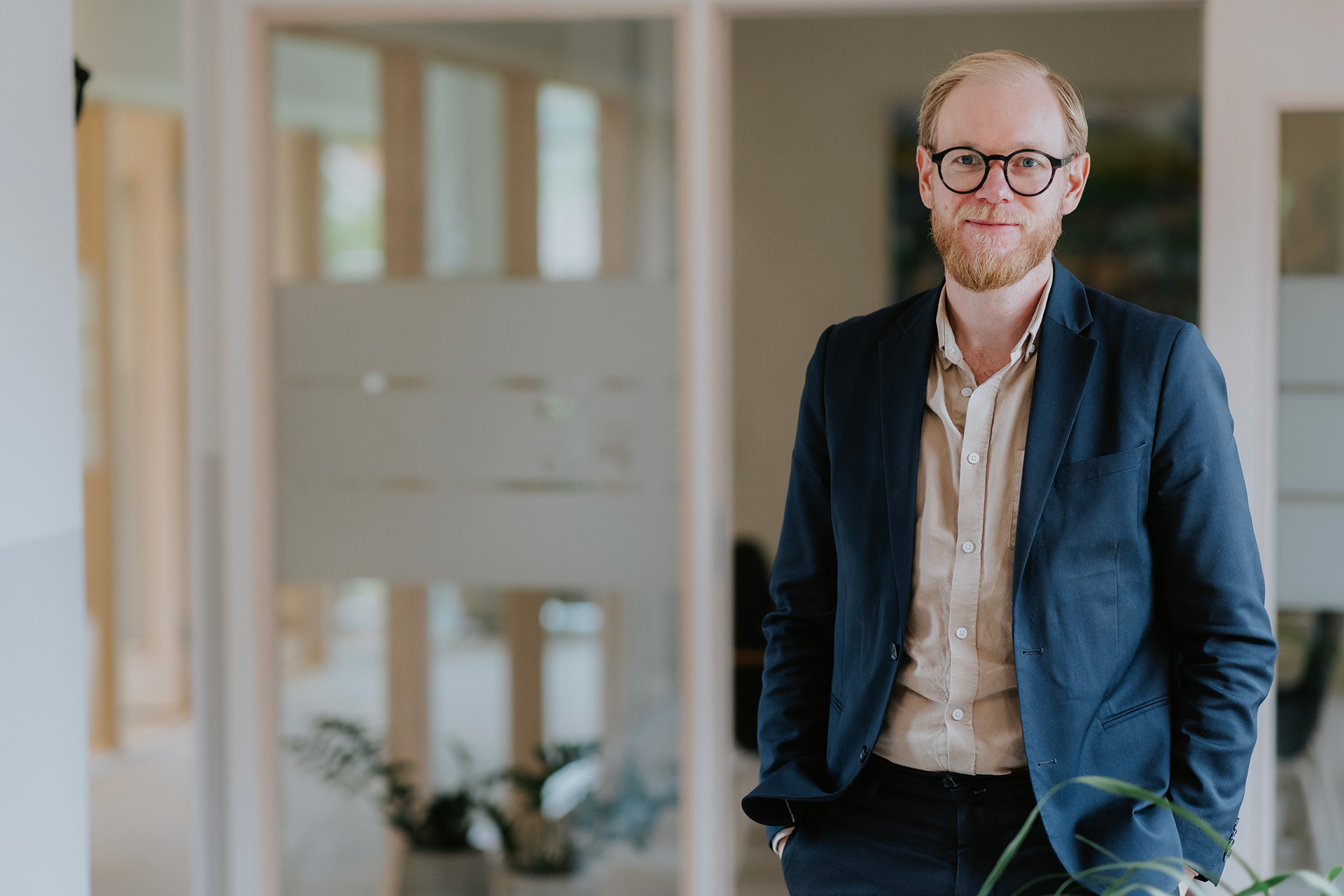 Manlig medarbetare inomhus