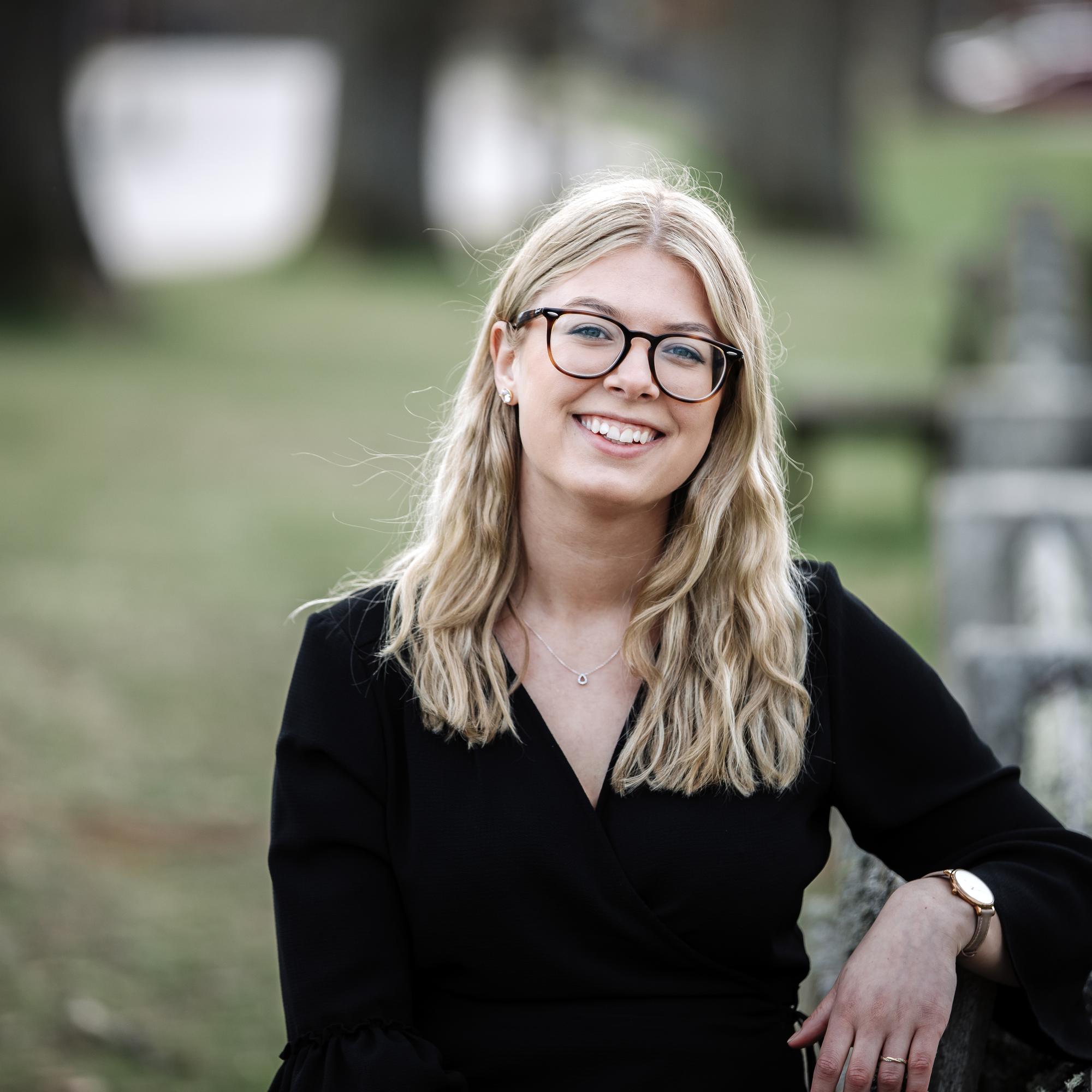 Ung kvinna leder sin cykel