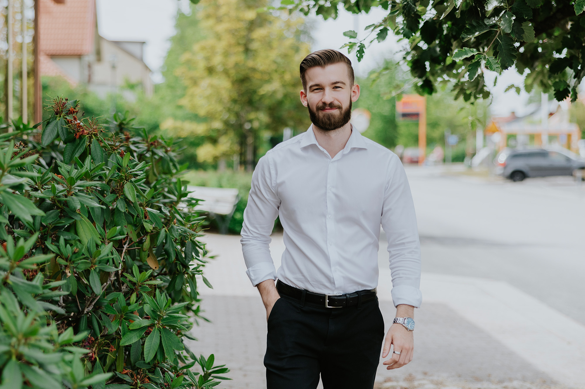 Manlig medarbetare utomhus