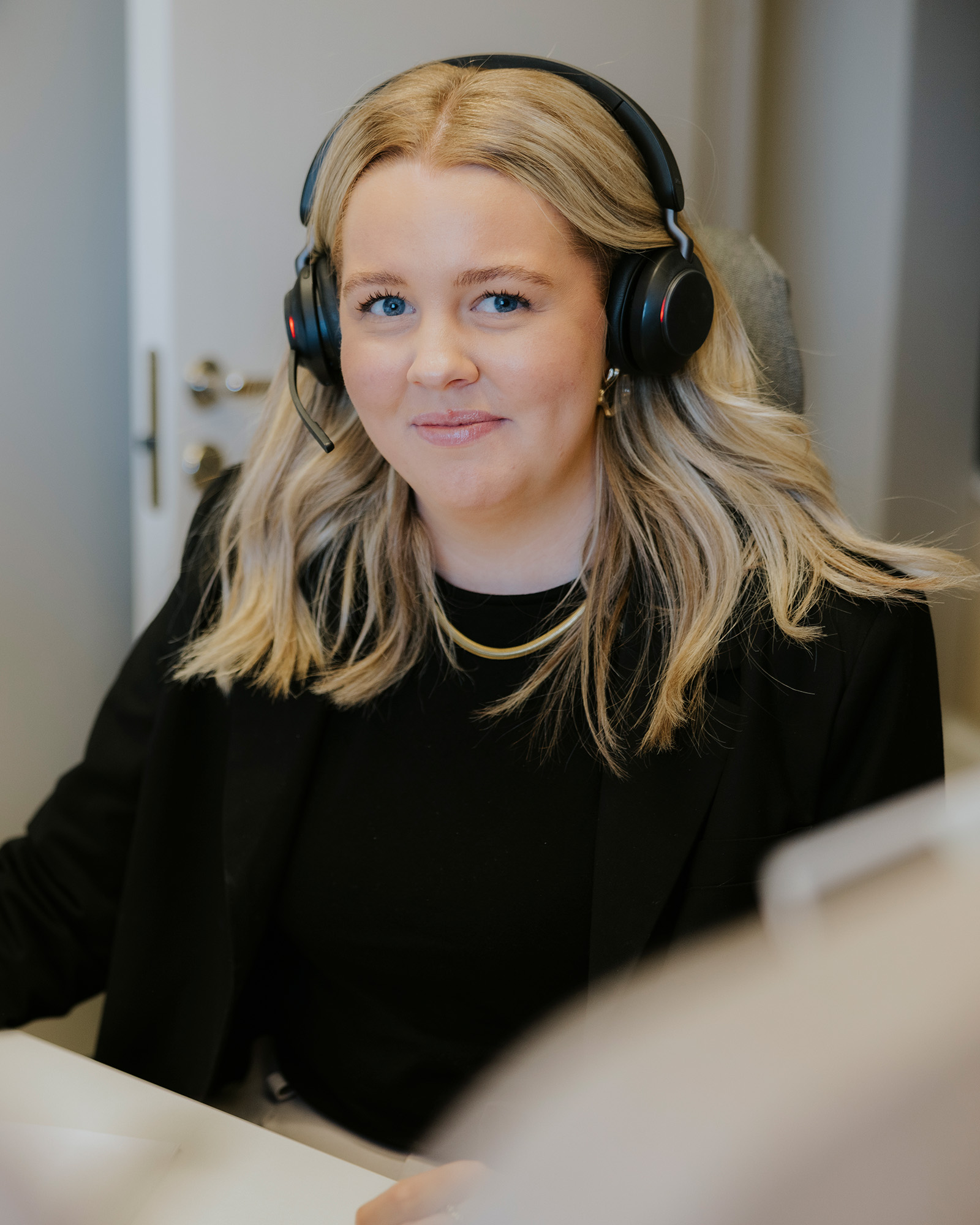 Madelene med hörlurar
