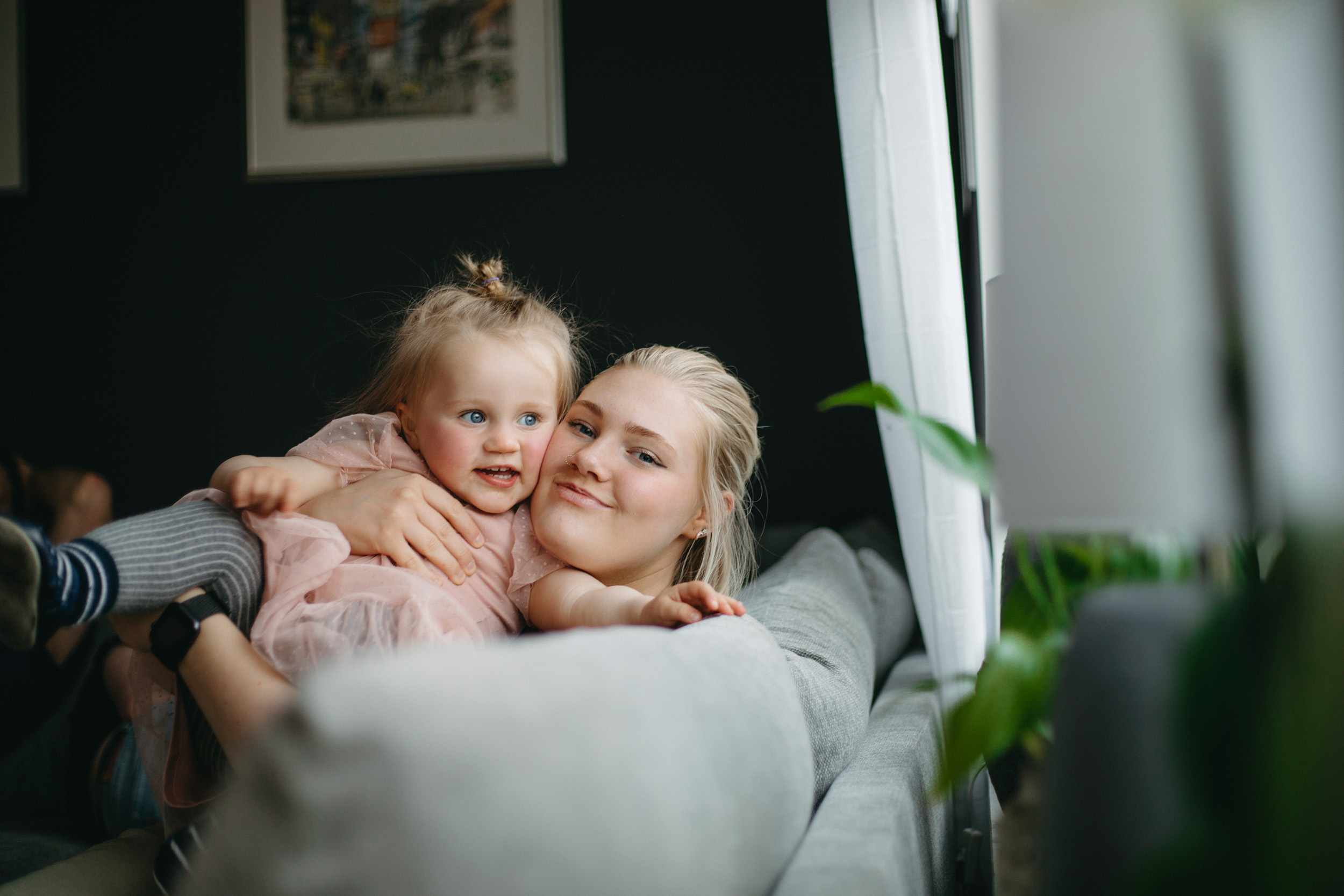 mamma och dotter leker i soffan