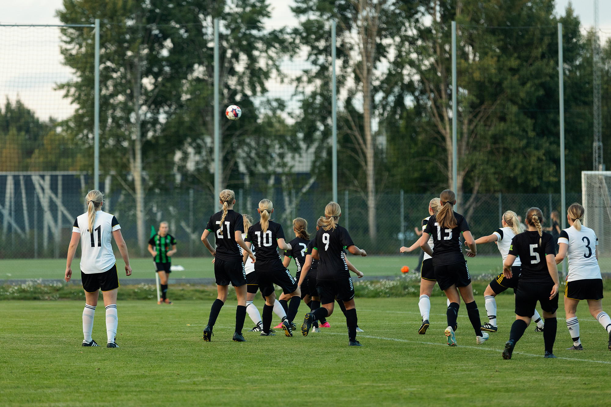 Tjejer spelar fotboll