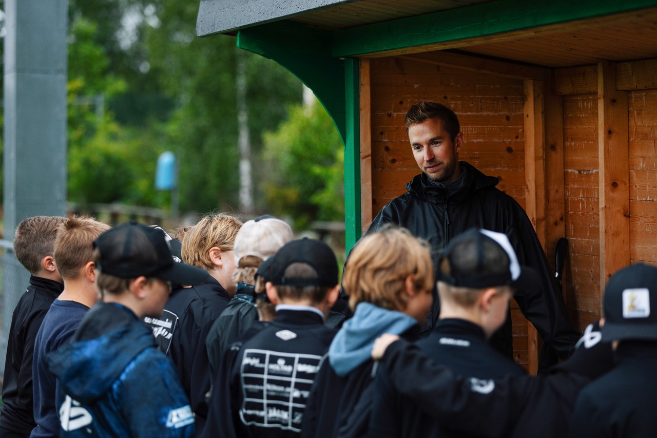 Tränare talar med ungdomar