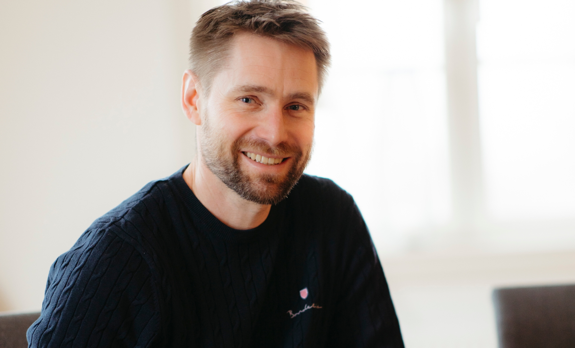 Henrik ler in i kameran