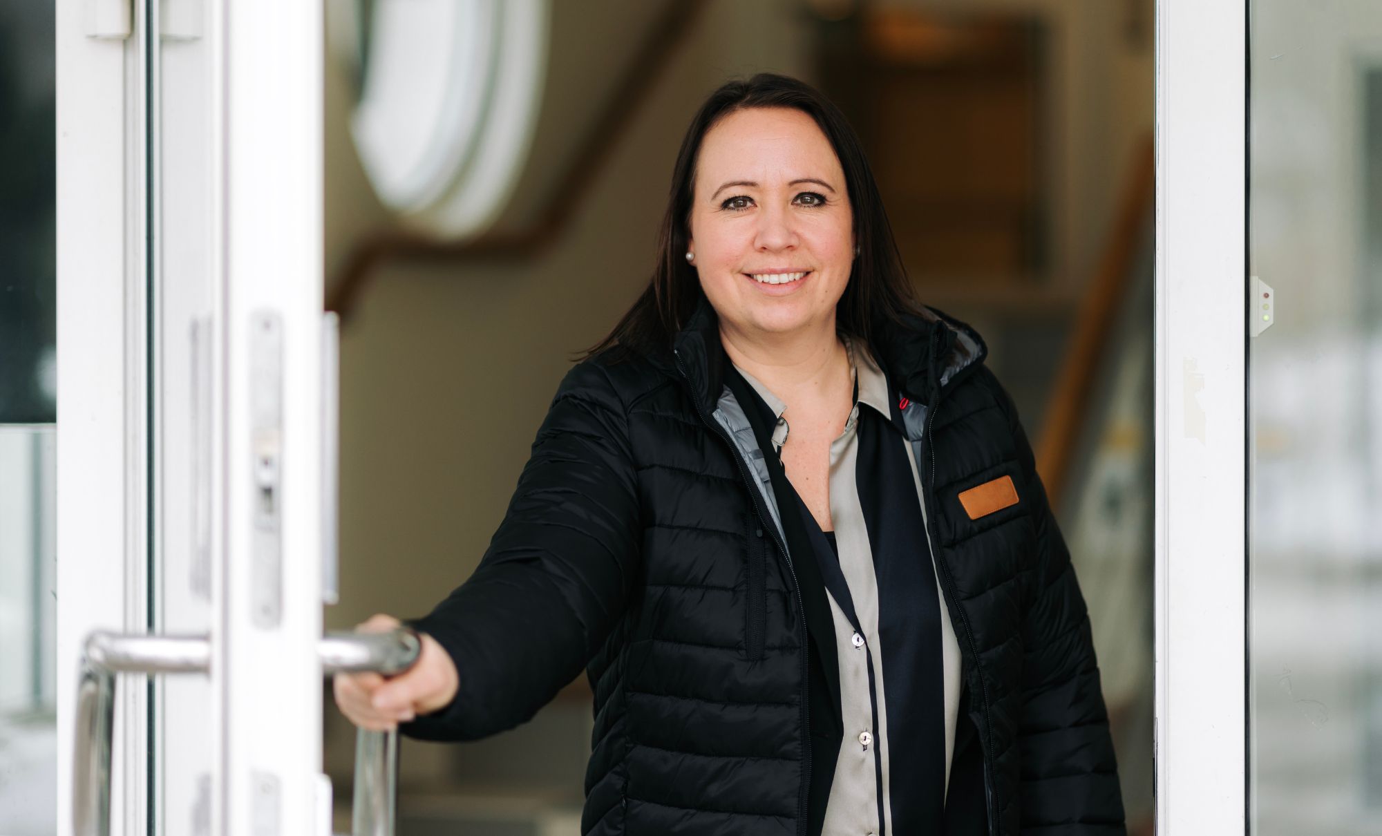 Linda står i dörren till Älmebodas kontor